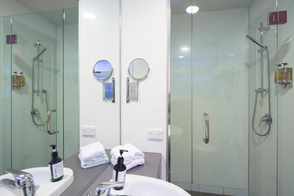 Absolute Lakefront Location - 3 Bedroom Apartment Квінстаун Екстер'єр фото