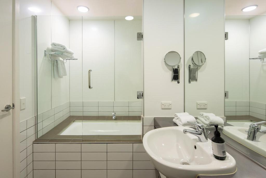 Absolute Lakefront Location - 3 Bedroom Apartment Квінстаун Екстер'єр фото