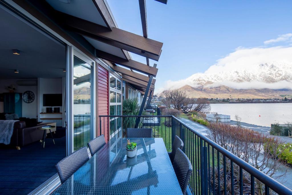 Absolute Lakefront Location - 3 Bedroom Apartment Квінстаун Екстер'єр фото