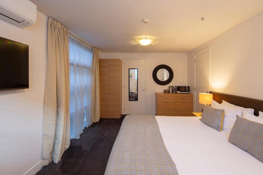 Absolute Lakefront Location - 3 Bedroom Apartment Квінстаун Екстер'єр фото