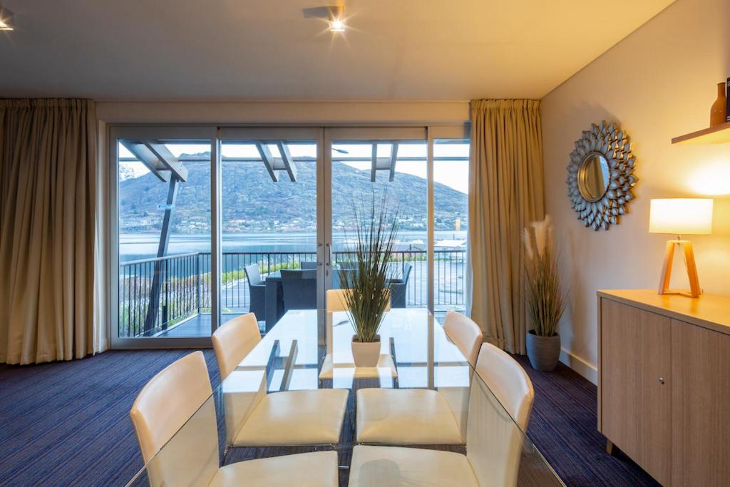 Absolute Lakefront Location - 3 Bedroom Apartment Квінстаун Екстер'єр фото